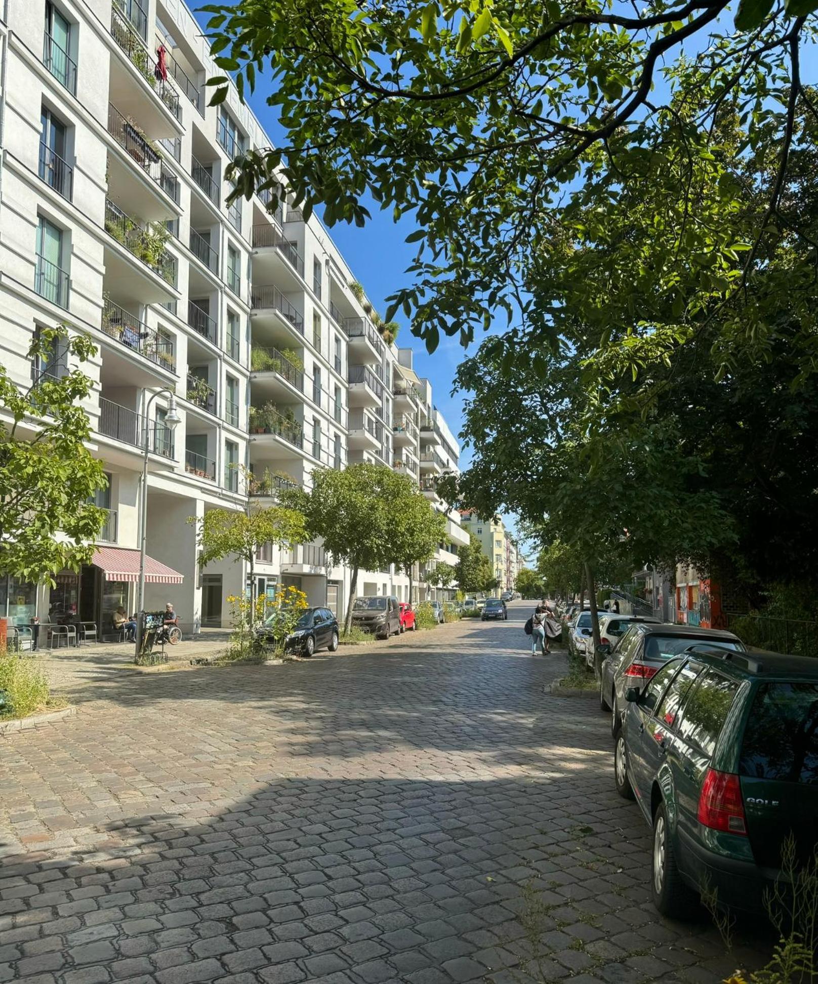 Luxus In Mitte Mit Laptop, Grossem Tv, Neuem Bett Und Privatem Badezimmer Berlim