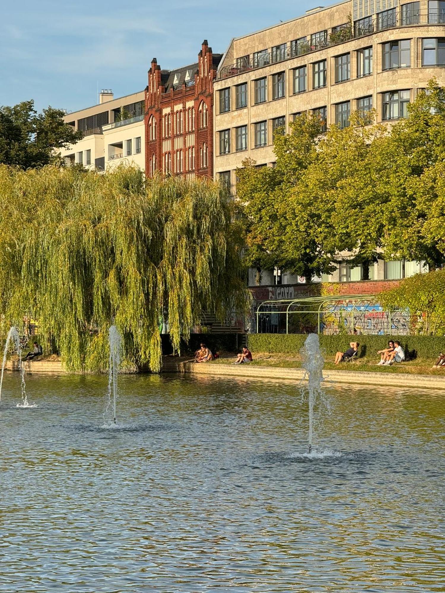 Luxus In Mitte Mit Laptop, Grossem Tv, Neuem Bett Und Privatem Badezimmer Berlim